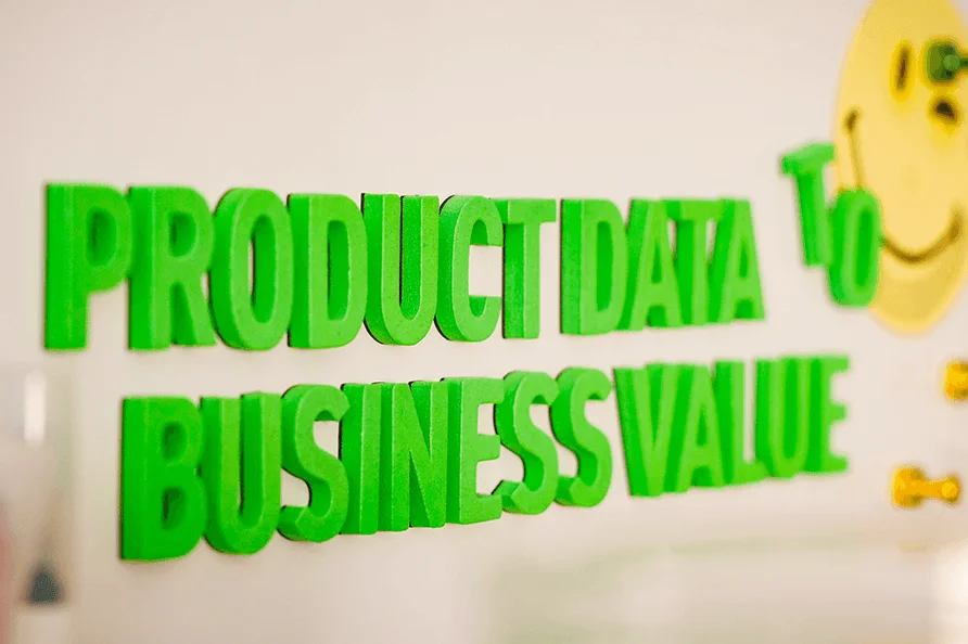 Pinnwand mit Schriftzug: Product data to Business Value